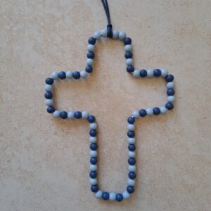 Croix perles de bois bicolore "bleus"